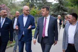 Predsednik Pokrajinske vlade Igor Mirović i generalni direktor kompanije NIS Kiril Tjurdenjev obišli su Dečje selo „Dr Milorad Pavlović” u Sremskoj Kamenici